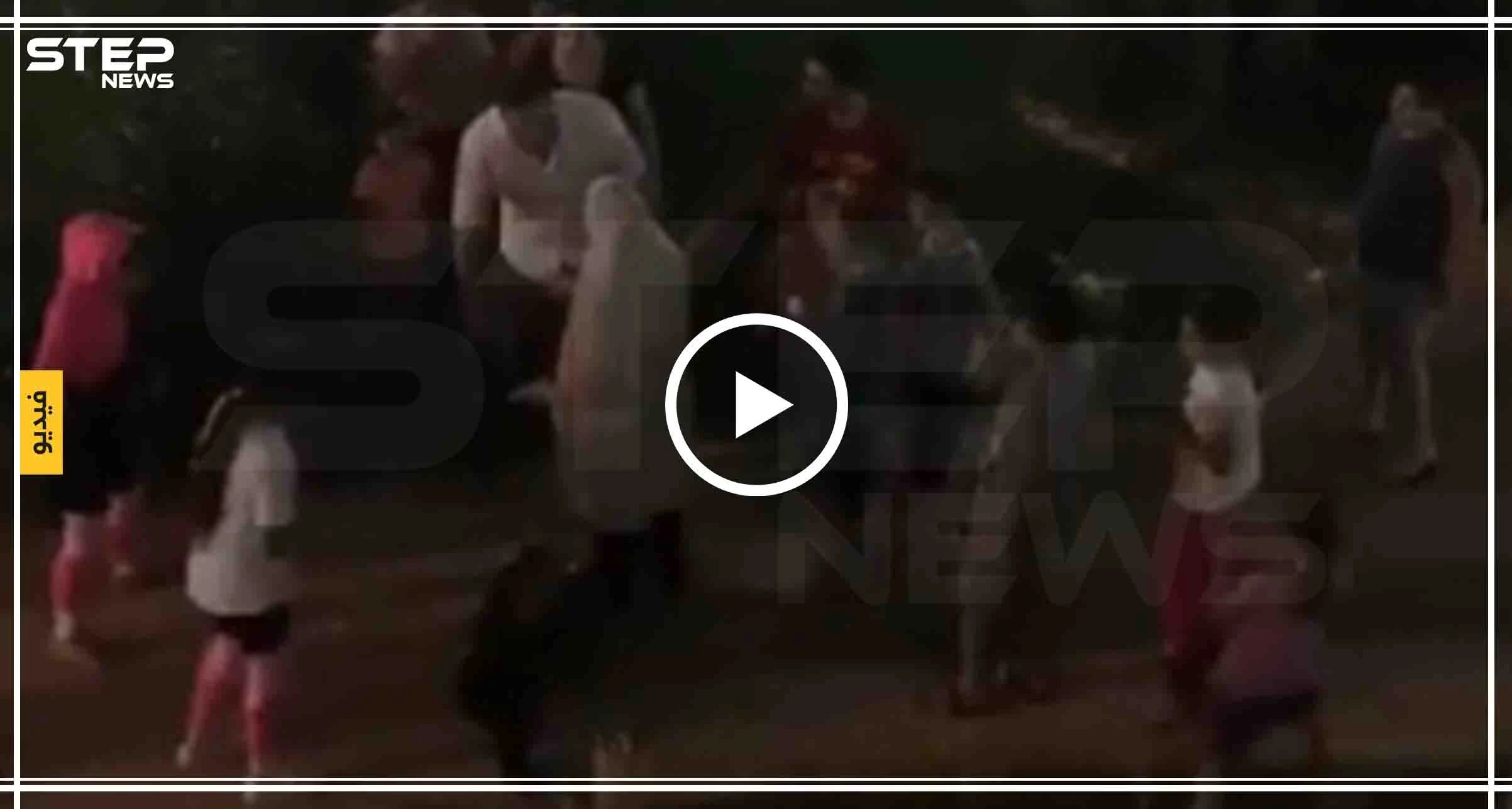 بسبب خلاف أطفال.. رجل تركي يصفع طفل أردني موقعا إياه أرضا بأحد أحياء مرسين(فيديو)