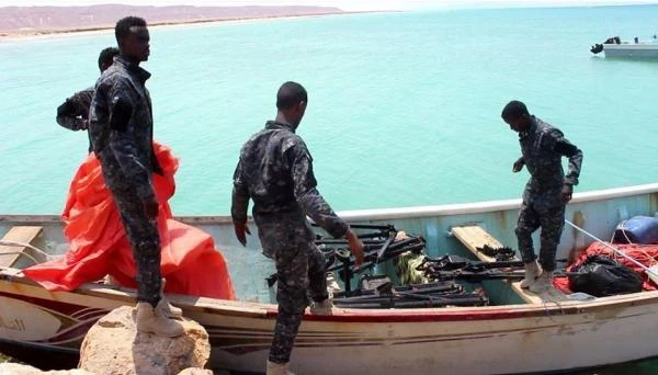 البحرية الأمريكية تصادر أسلحة مهربة قبالة سواحل الصومال.. ومسؤول يكشف وجهتها