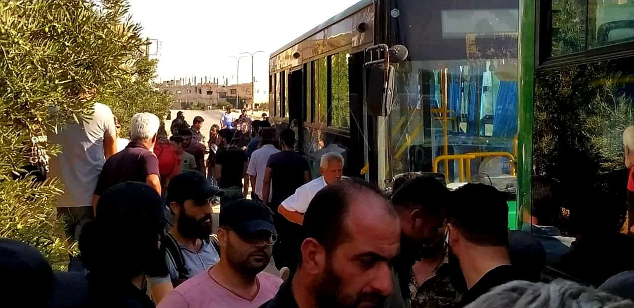 قافلة جديدة للمهجرين قسراً تنطلق من درعا والدفعة الأولى محتجزة لدى قوات المعارضة المدعومة تركيّاً