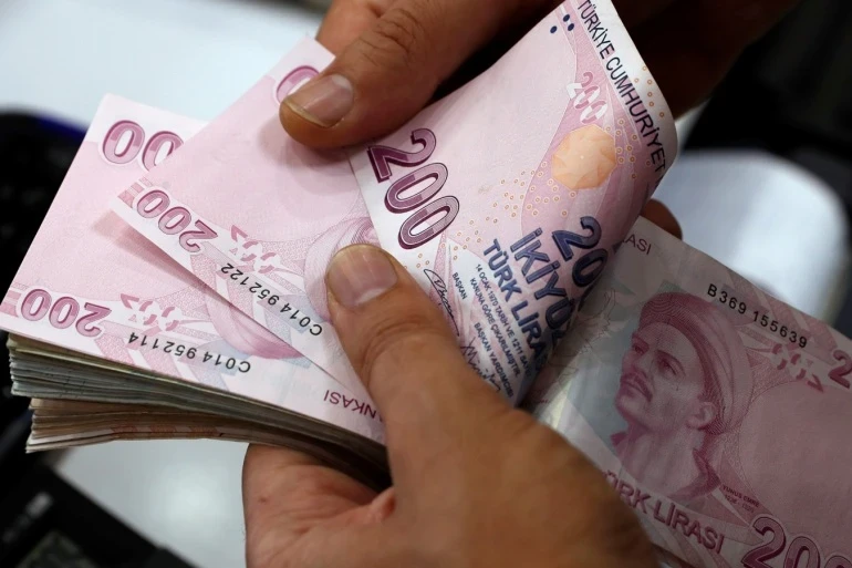 الليرة التركية تنهار أمام الدولار إلى مستوى تاريخي بعد قرار للبنك المركزي