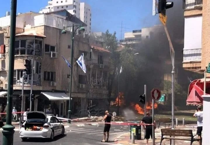 بالفيديو|| اندلاع حرائق وسقوط ضحايا إسرائيليين جراء القصف الصاروخي على تل أبيب