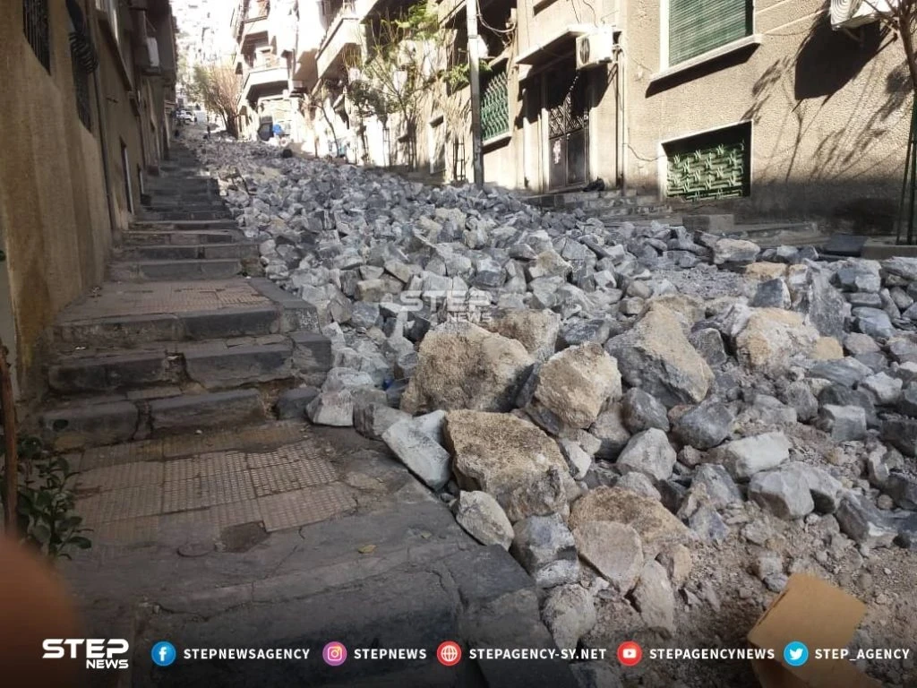 أحد شوارع منطقة المهاجرين بالعاصمة دمشق بعد بدء البلدية بإصلاحه منذ مدة وتركه على هذا الحال دون إتمام العمل مما سبب انزعاج لسكان المنطقة