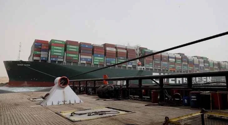 خبير بحري أردني يكشف تأثير جنوح باخرة في قناة السويس بالمملكة.. ويحذّر من هذا الأمر
