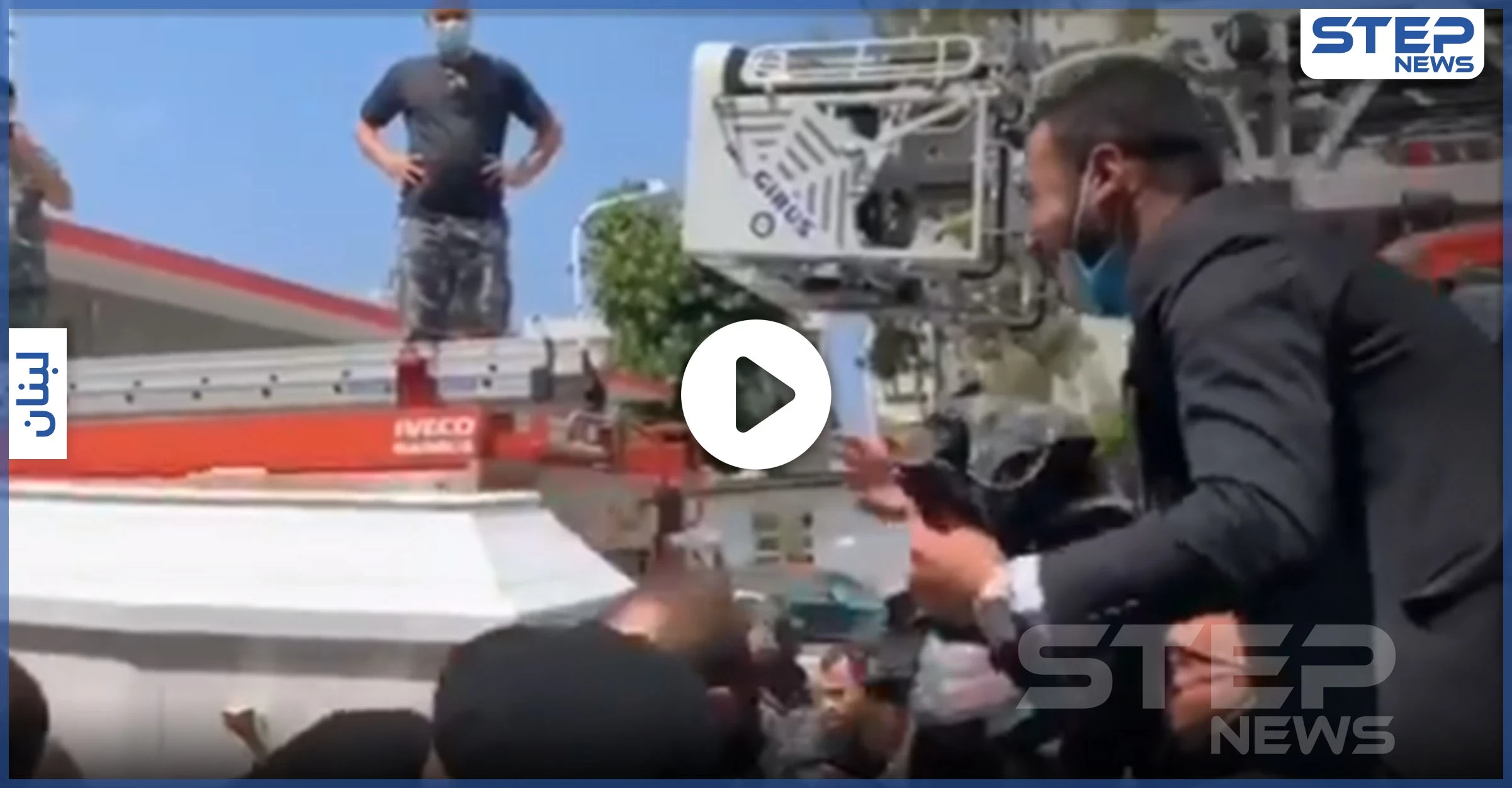 بالفيديو|| شاب لبناني يودع خطيبته بطريقة فريدة حاملا بدلتها الرسمية.. "سحر فارس كسرتيلي ضهري"