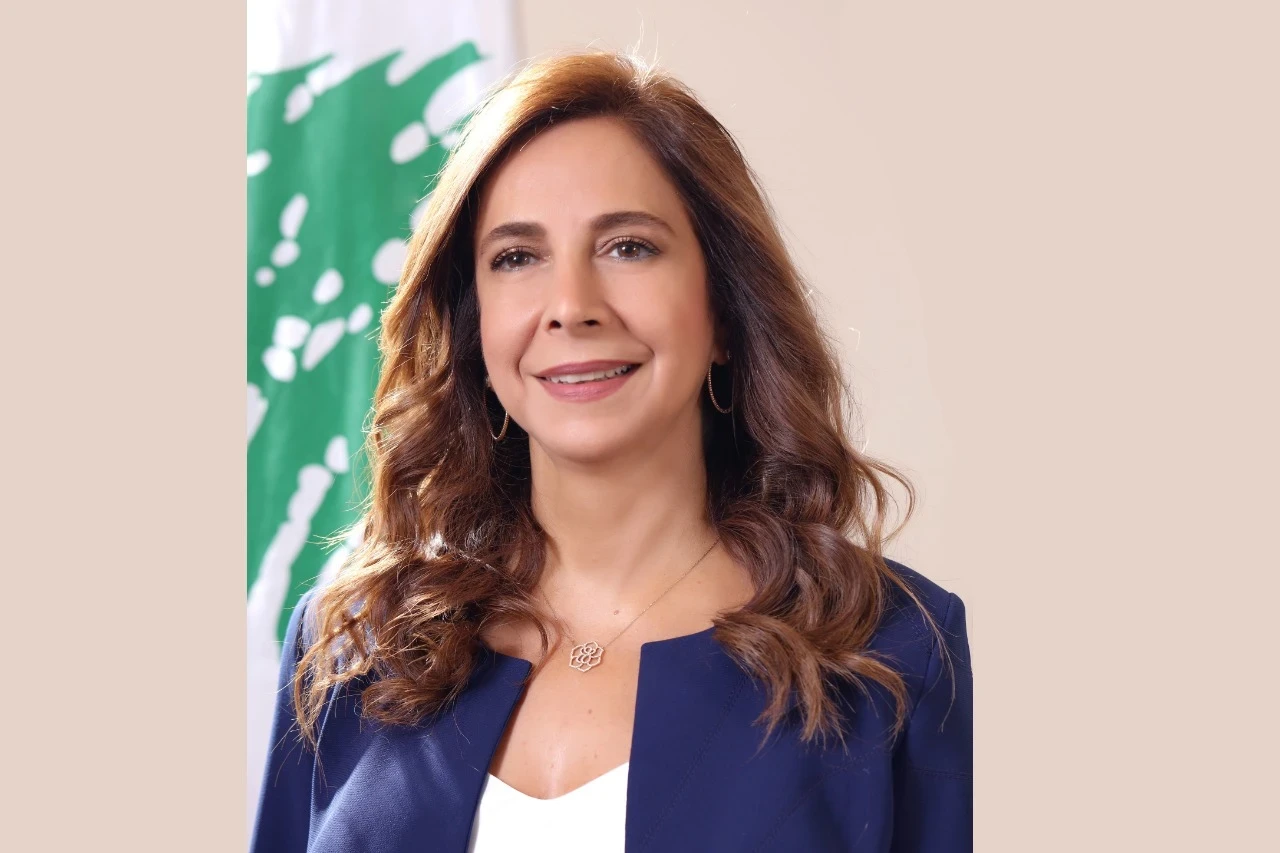 أول وزيرة دفاع عربية تخلد اسمها للتاريخ رغم استقالتها.. تعرّف عليها