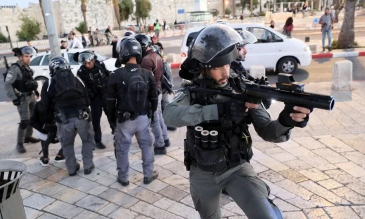 بالفيديو|| عملية طعن وسط القدس وإسرائيل تتحرك عسكرياً بآلاف الجنود