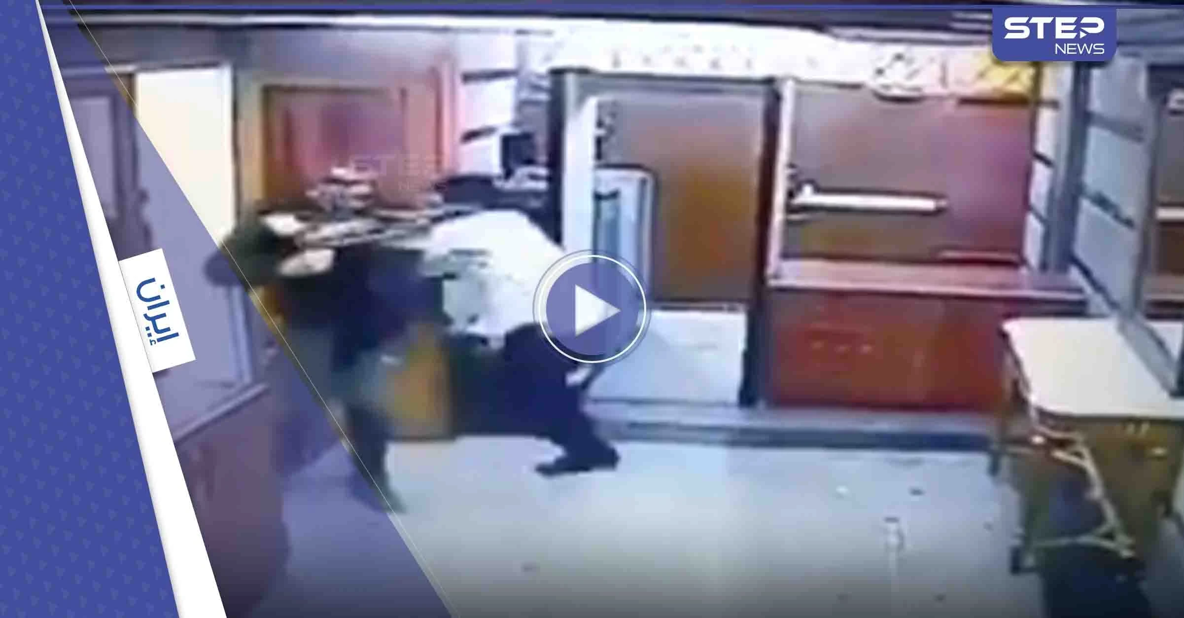 وصِفَ بالأسد فيديو لصراع حارس سفارة أذربيجان مع المسلح الذي اقتحمها بإيران