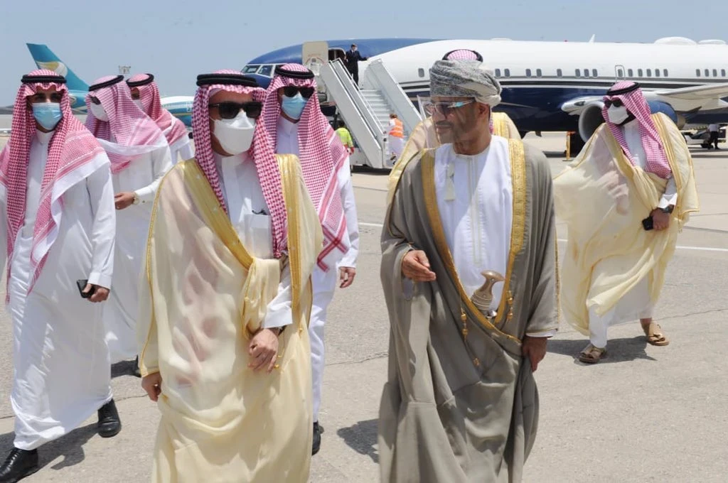 اجتماع رباعي هام في سلطنة عُمان اليوم.. بعد يومين من اجتماع ظريف والحوثيين