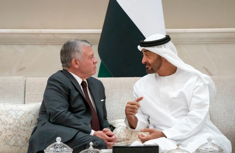 الشيخ محمد بن زايد يصل الأردن لبحث عدة قضايا والعاهل الأردني وولي عهده بمقدمة مستقبليه