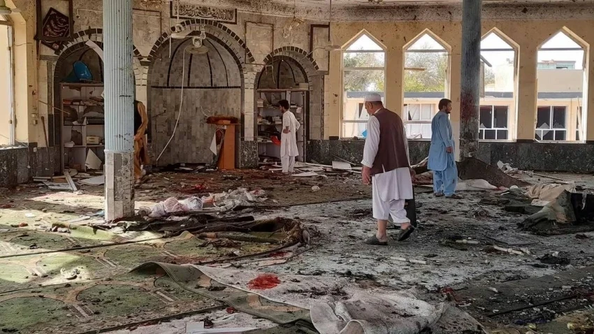 بالفيديو || نحو 100 قتيل.. ارتفاع حصيلة ضحايا تفجير استهدف مسجداً شيعياً شمالي أفغانستان