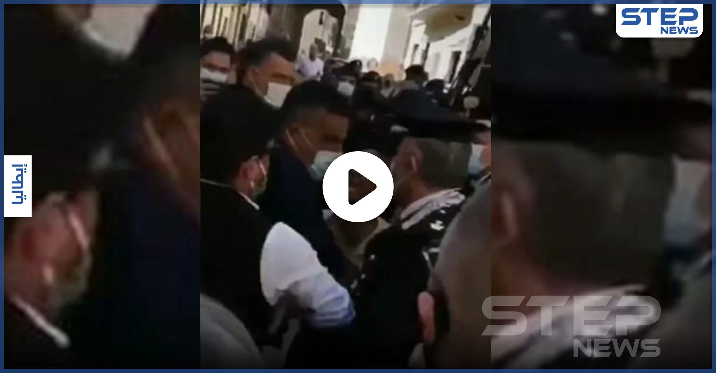 بالفيديو|| امرأة تعتدي على وزير داخلية إيطاليا السابق.. وتمزق ثيابه أمام الملأ