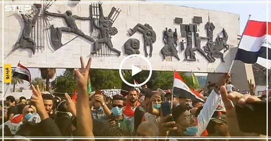 شابة عراقية تعزف موطني بساحة التحرير في بغداد ودبلوماسية غربية تصل الساحة بـالتُكتُك! (فيديو-صور)