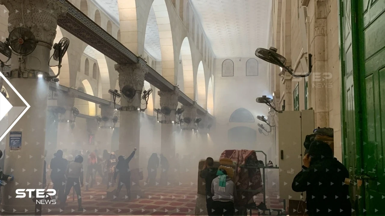 بالفيديو|| القوات الإسرائيلية تطلق الرصاص الحي في قلب المسجد الأقصى وتوقع عشرات الإصابات