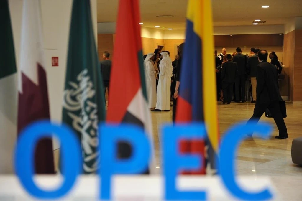 أسعار النفط تقترب من أعلى سعر لها منذ سبع سنوات بسبب إلغاء اجتماع "أوبك بلس"
