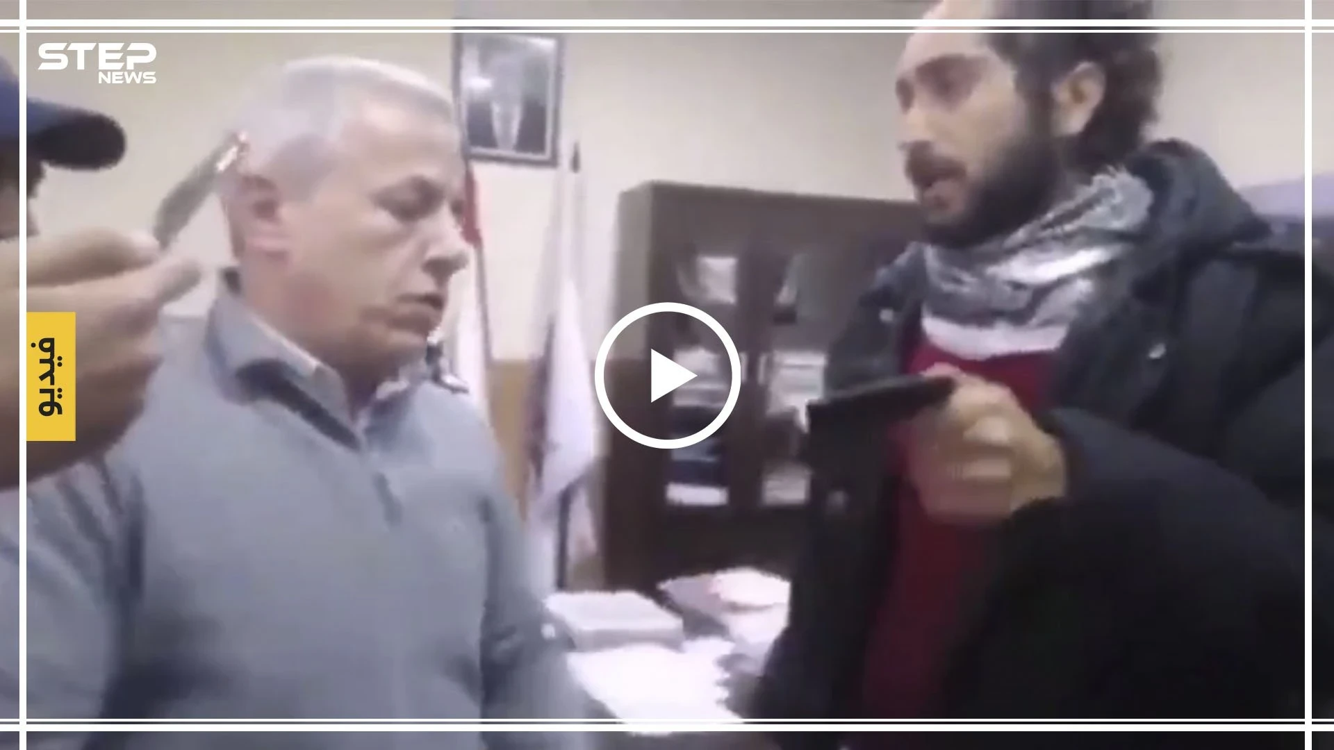 شاهد بالفيديو|| متظاهرون لبنانيون يقتحمون مكتب محافظ عكار.. ويكشفون ملفات فساد كانت مخفية