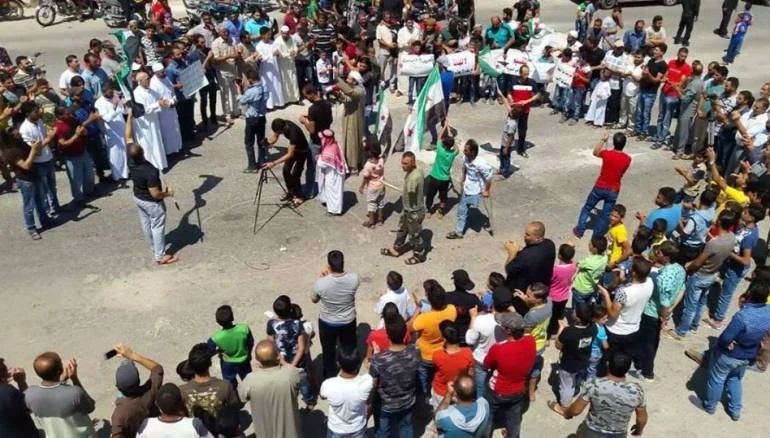 أهالي درعا ينتفضون مجددًا بوجه الأسد، ومجهولون يُهاجمون مسيرة مؤيّدة!!