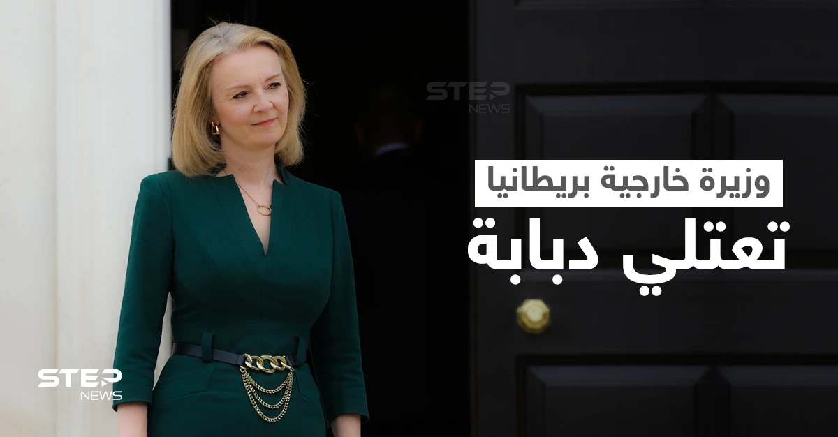بالفيديو || وزيرة خارجية بريطانيا تعتلي دبابة أثناء جولة تدريبية عسكرية