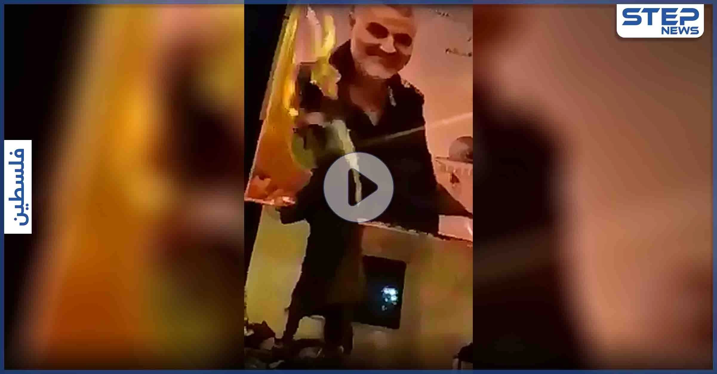 بالفيديو|| أهالي غزة يمزقون صورة قاسم سليماني التي رفعتها حركة حماس وسط القطاع