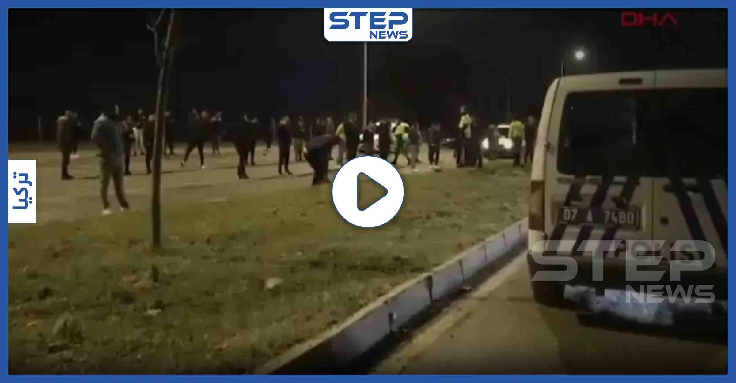 بالفيديو|| عشرات الأتراك السكارى يلتفون حول راقصة وسط الشارع على أنقاض الحجر الصحي