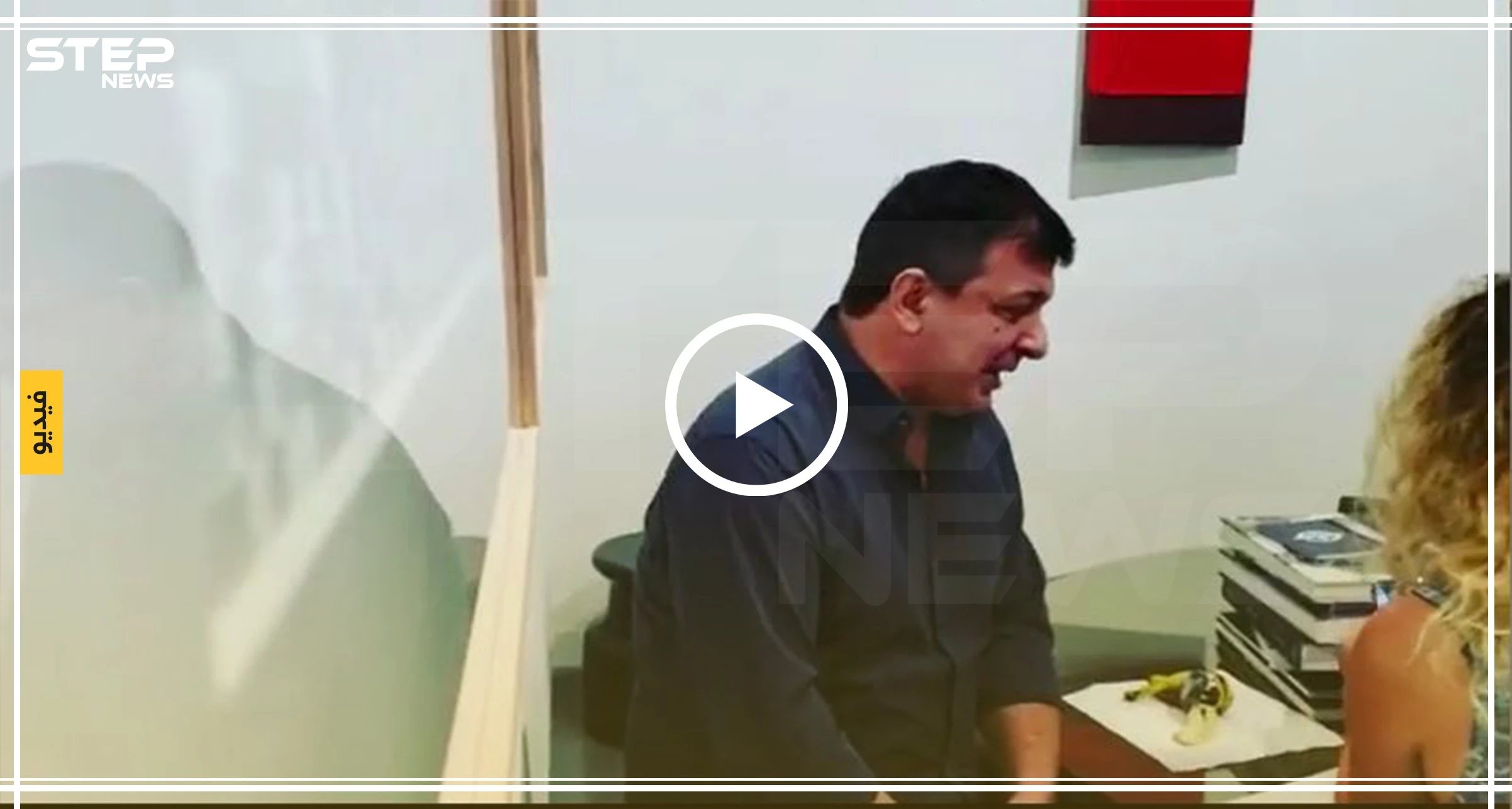 بالفيديو|| فنان جائع يأكل "الموزة" التي بيعت بـ 120 ألف دولار