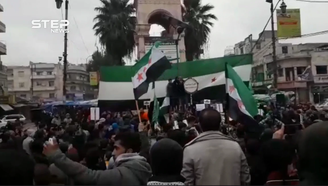 شاهد مظاهرة في مدينة إدلب نددت بالقصف الروسي المستمر وطالبت بوقف المجازر وأكدت على استمرار الثورة ومطالبها