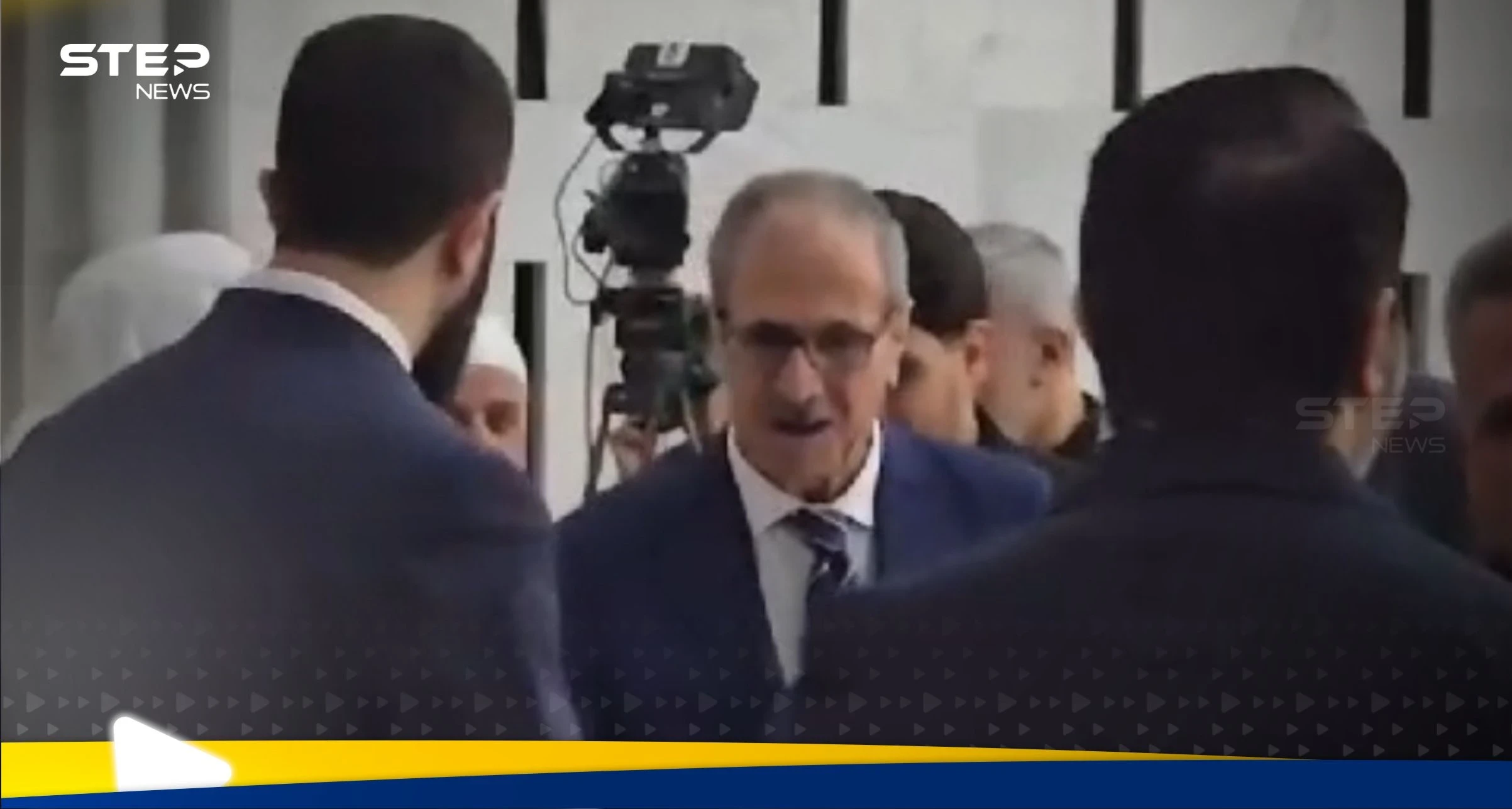 شاهد|| الشرع يقبّل يد والده أثناء المعايدات في قصر الشعب بمناسبة عيد الفطر.. ويؤكد: سوريا ليست سوقاً للرغبات