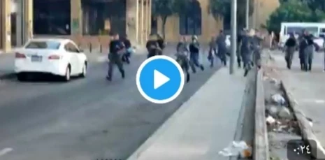 بالفيديو|| متظاهرون غاضبون يقتحمون مبنى وزارة الاقتصاد وسط بيروت.. وقوات مكافحة الشغب تتحرك