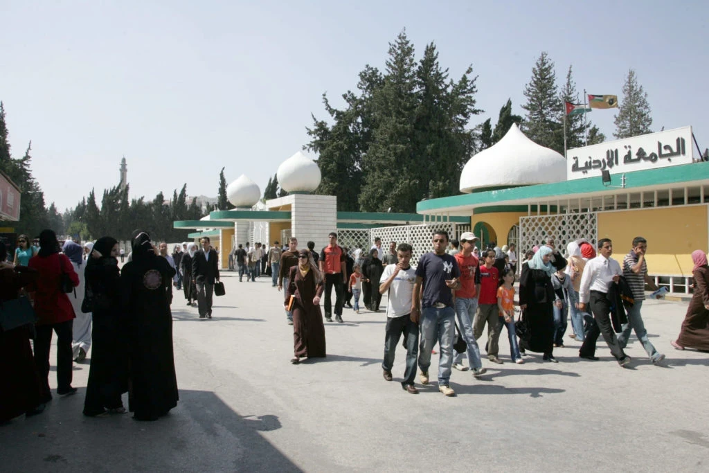التعليم الأردنيّة تُلغي قرار إجبار الطلبة السوريين إصدار جواز سفر للالتحاق بجامعاتها