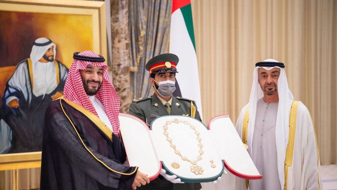 شاهد لحظة تقليد ولي عهد أبوظبي وسام "زايد" من الدرجة الأولى لولي العهد السعودي