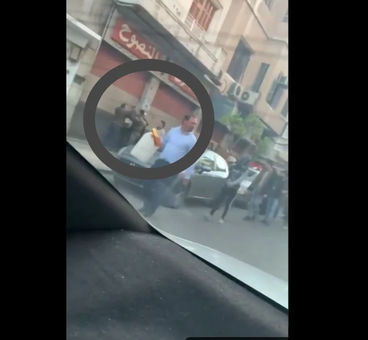 بالفيديو|| مطاردة جماعية لمواطن سرق ربطة خبز بدمشق.. وإيدي كوهين يسخر من "سوريا الأسد" لغرابة المشهد