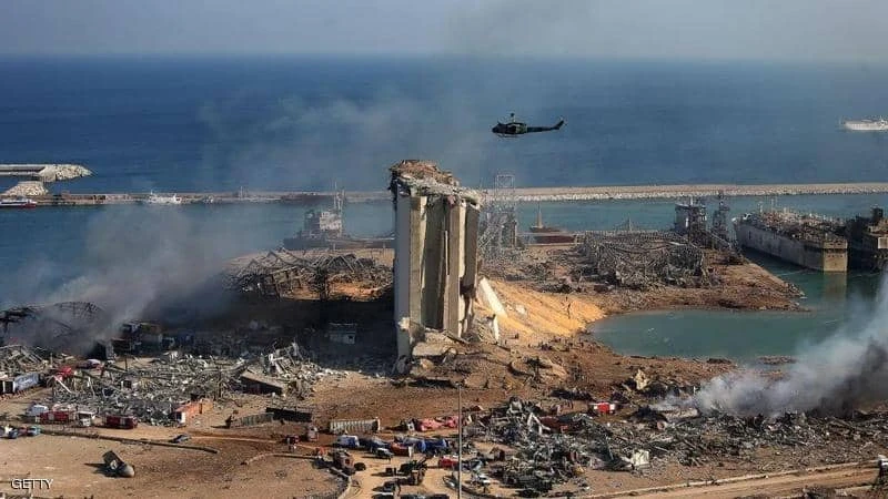 قاضي انفجار مرفأ بيروت يكشف عن فرضيتين سببتا الانفجار ثم ينفي وأهالي الضحايا يحتجّون