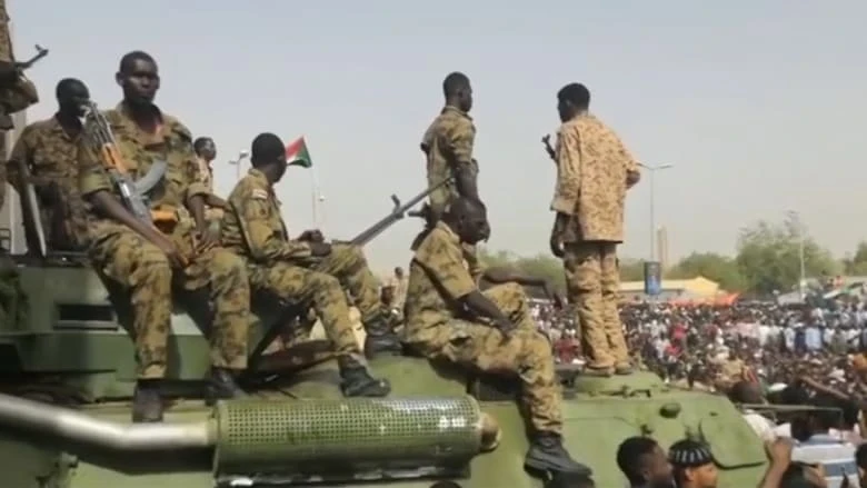 آلاف السودانيين يزحفون باتجاه الخرطوم والجيش يطلق النار موقعاً إصابات