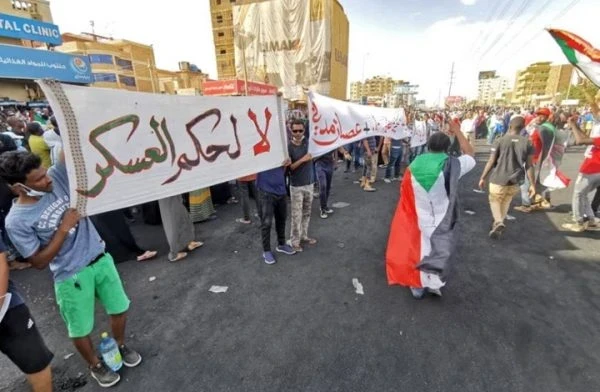 قطع الإنترنت وإغلاق جسور في السودان قبل ساعات من مظاهرات ضد السلطة