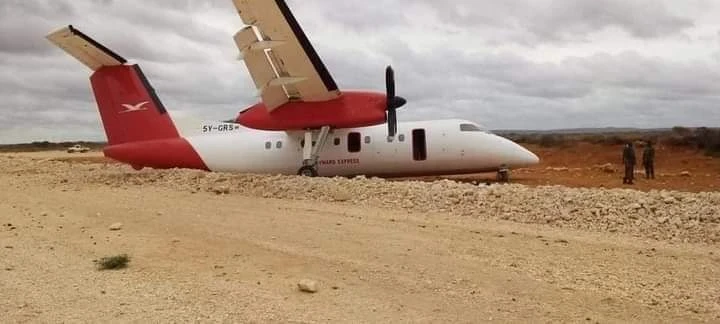 سقوط طائرة تقل 45 راكباً في الصومال ومشاهد لخروج ركّابها أحياء