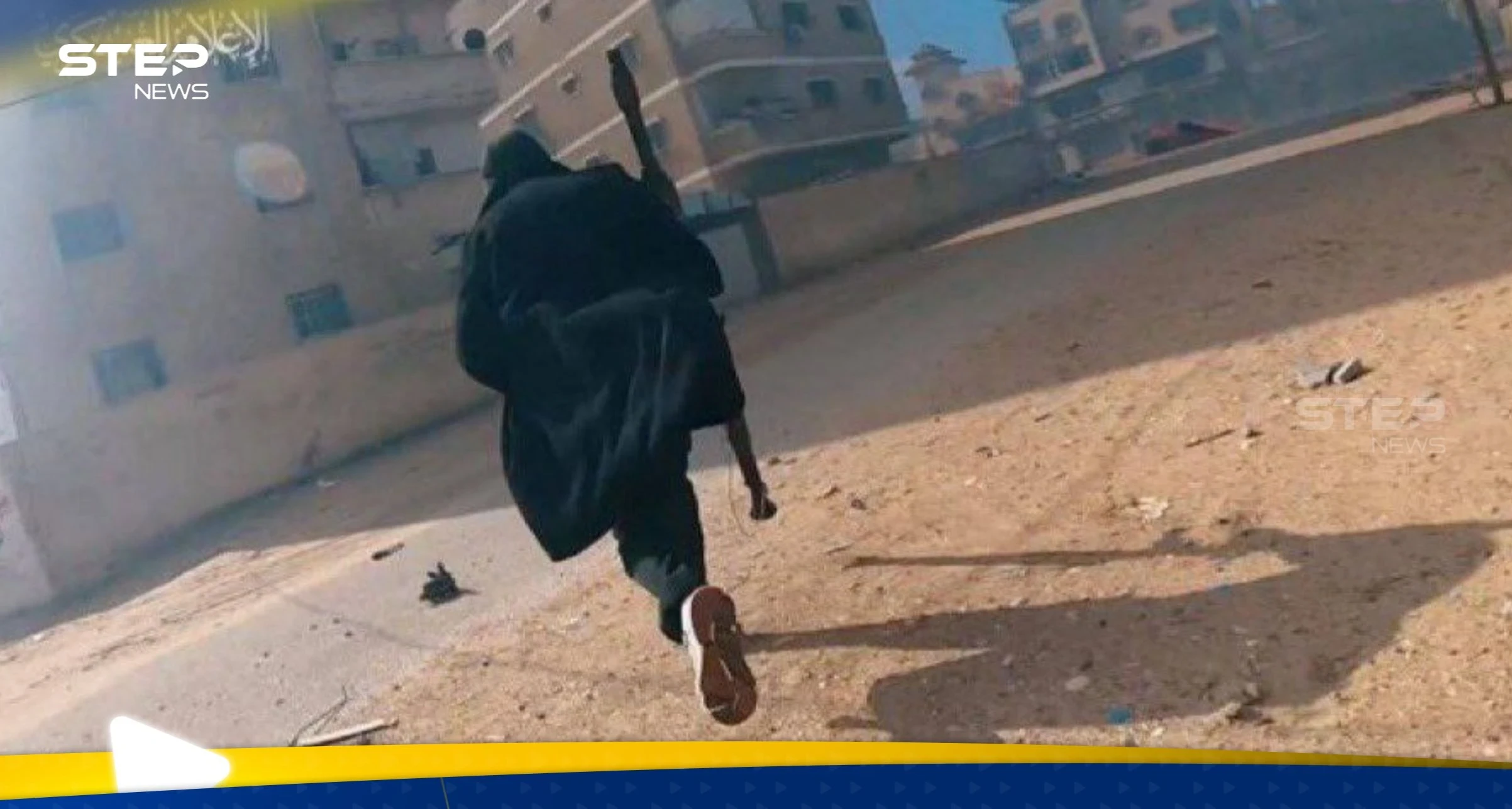 شاهد|| "بالطو القسام".. أناقة مقاتل فلسطيني في غزة تثير تفاعلاً بين النشطاء