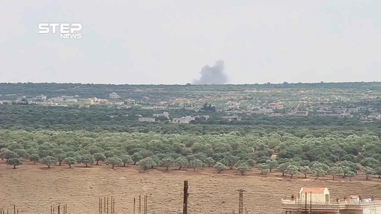 مشاهد من القصف الروسي على الاتوتستراد الدولي شمال مدينة خان شيخون جنوب إدلب