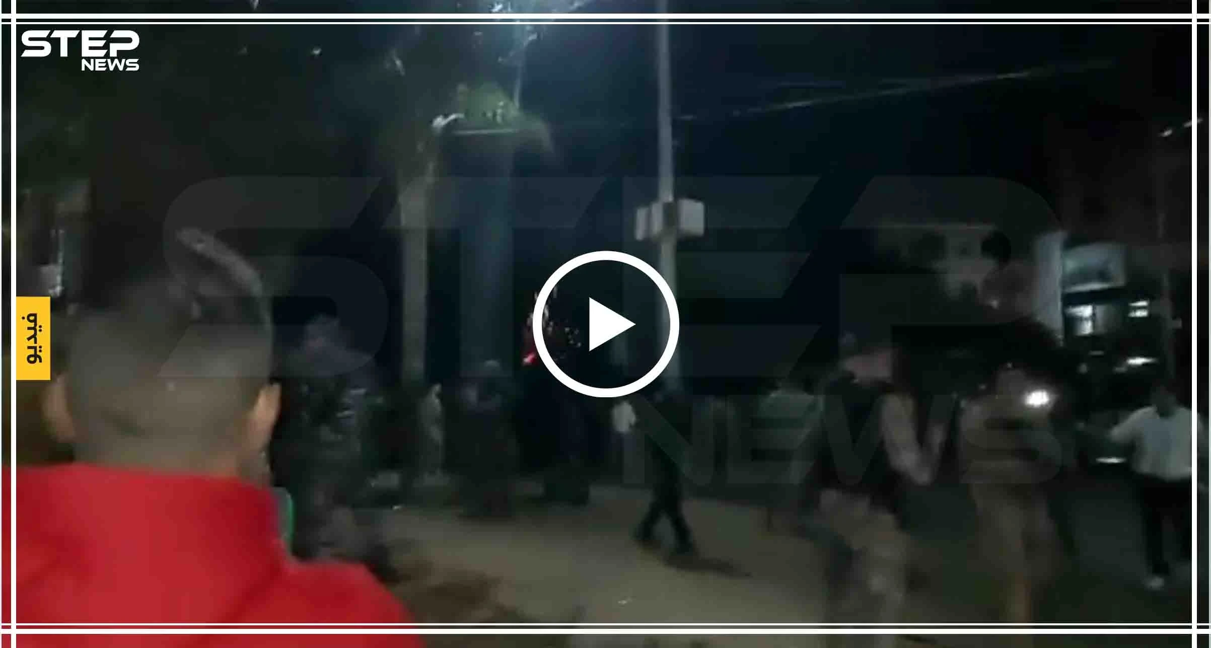 بالفيديو || مناصري حركة أمل وحزب الله يعتدون على المتظاهرين في صور جنوب لبنان