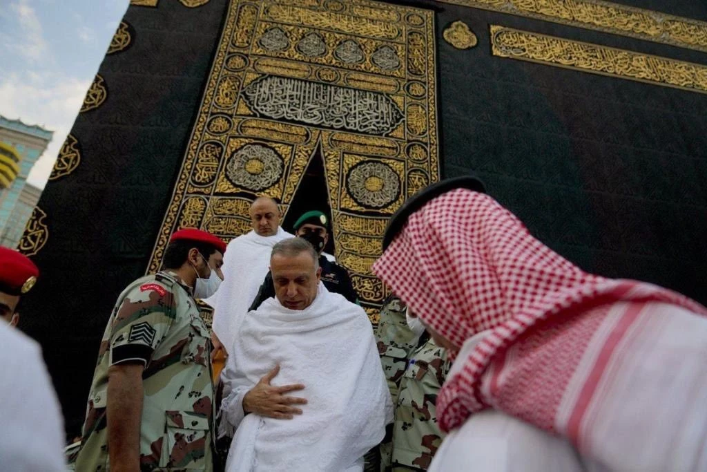 مصطفى الكاظمي يؤدي مناسك العمرة خلال زيارته للسعودية (صور)
