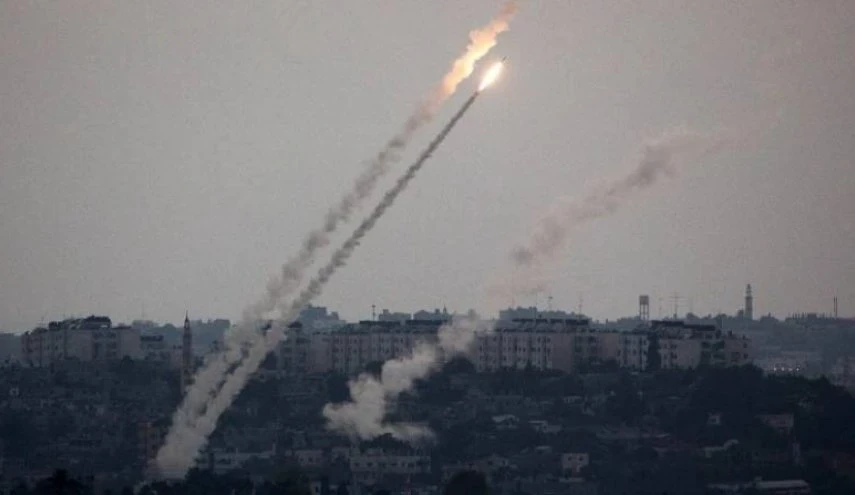 مشاهد أولية لسقوط صورايخ الفصائل الفلسطينية على مستوطنة عسقلان واندلاع الحرائق