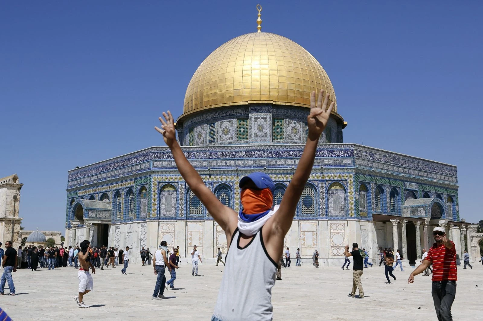 القدس تشتعل.. مواجهات عنيفة بين إسرائيليين وفلسطيين في باحات المسجد الأقصى