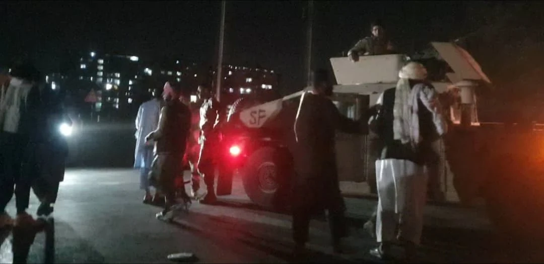 شاهد عناصر طالبان داخل مكتب الرئيس الأفغاني بكابل.. وقطر في أول تعليق تدعو لانتقالٍ سلمي للسلطة بأفغانسان