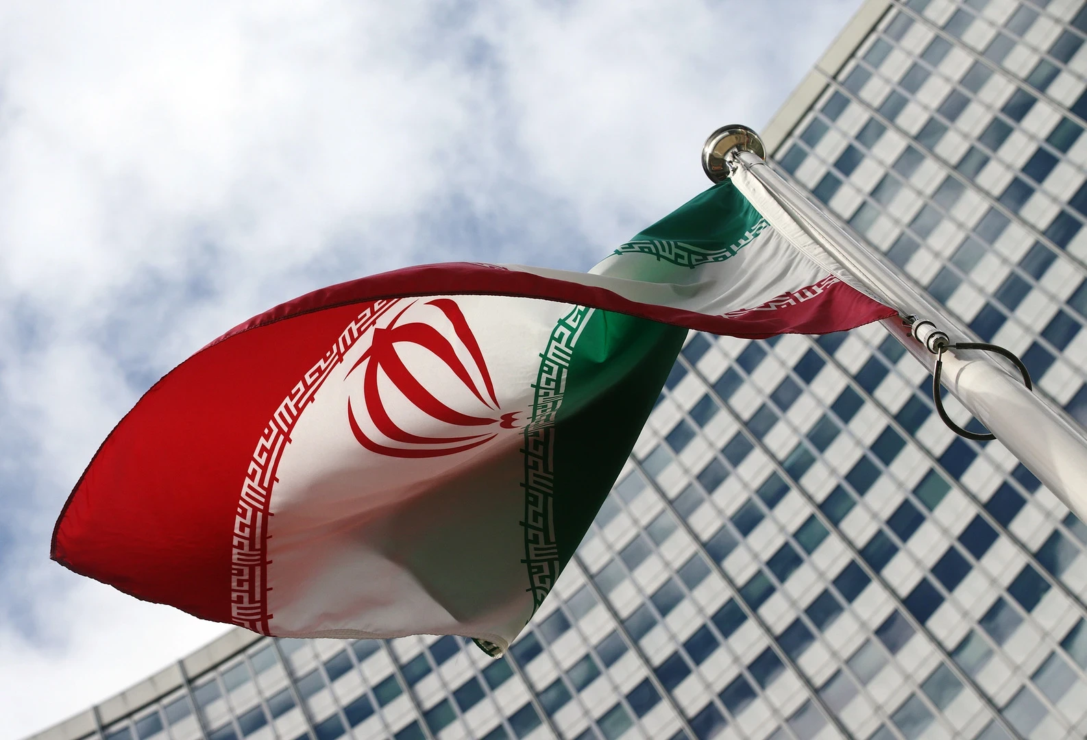 طهران تستدعي السفير البريطاني لديها وتكشف السبب.. والسلطات تعلن سقوط طائرة ووقوع إصابات