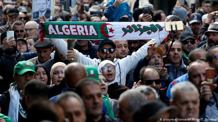 قرار رئاسي حول 59 معتقلاً في الجزائر شاركوا بمظاهرات ضد الحكومة