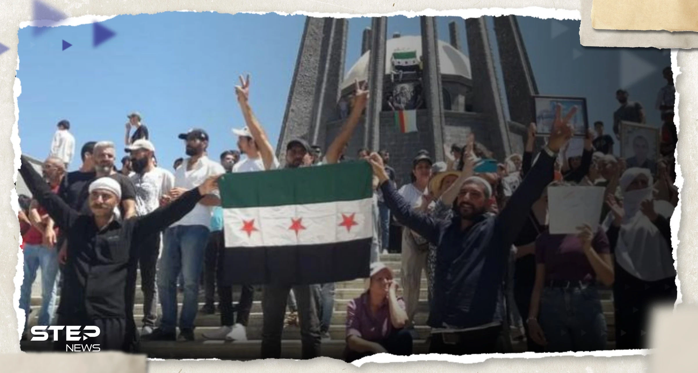 بالفيديو|| مظاهرات حاشدة في السويداء من أمام ضريح زعيم "الثورة السورية" وهتافات داخل حواجز عسكرية