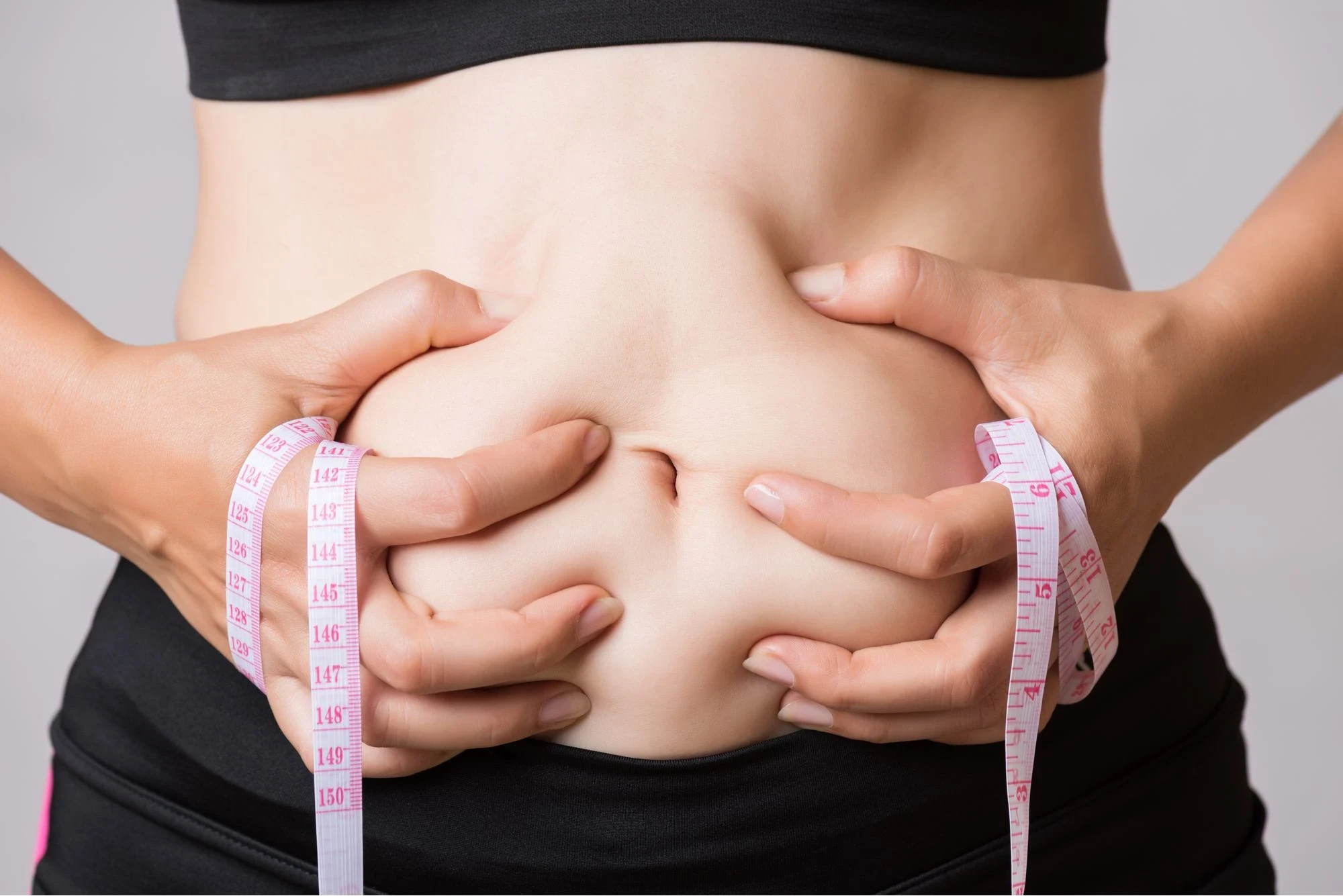 عملية تجميل البطن.. أنواعها وفوائدها وكيفية إجراءها مع الآثار الجانبية والتكلفة