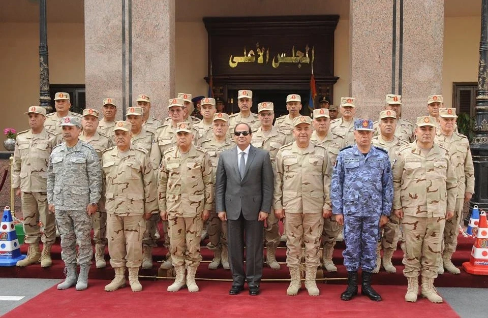 الرئيس المصري يلتقي كبار قادة الجيش ويبحث معهم ملفات هامة