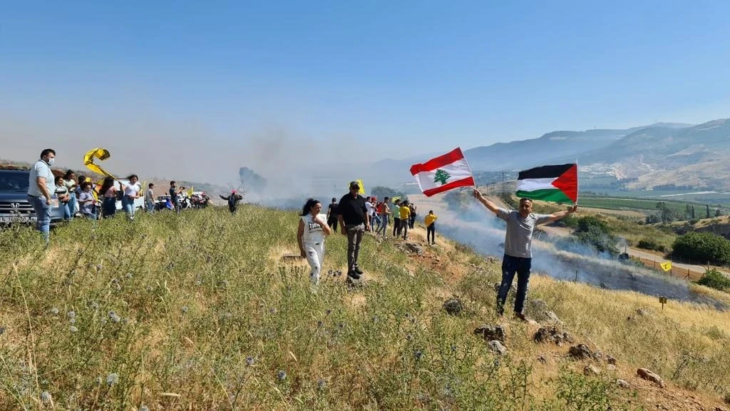بالفيديو|| لبنانيون غاضبون يقتحمون السياج الحدودي الشائك ويدخلون إسرائيل