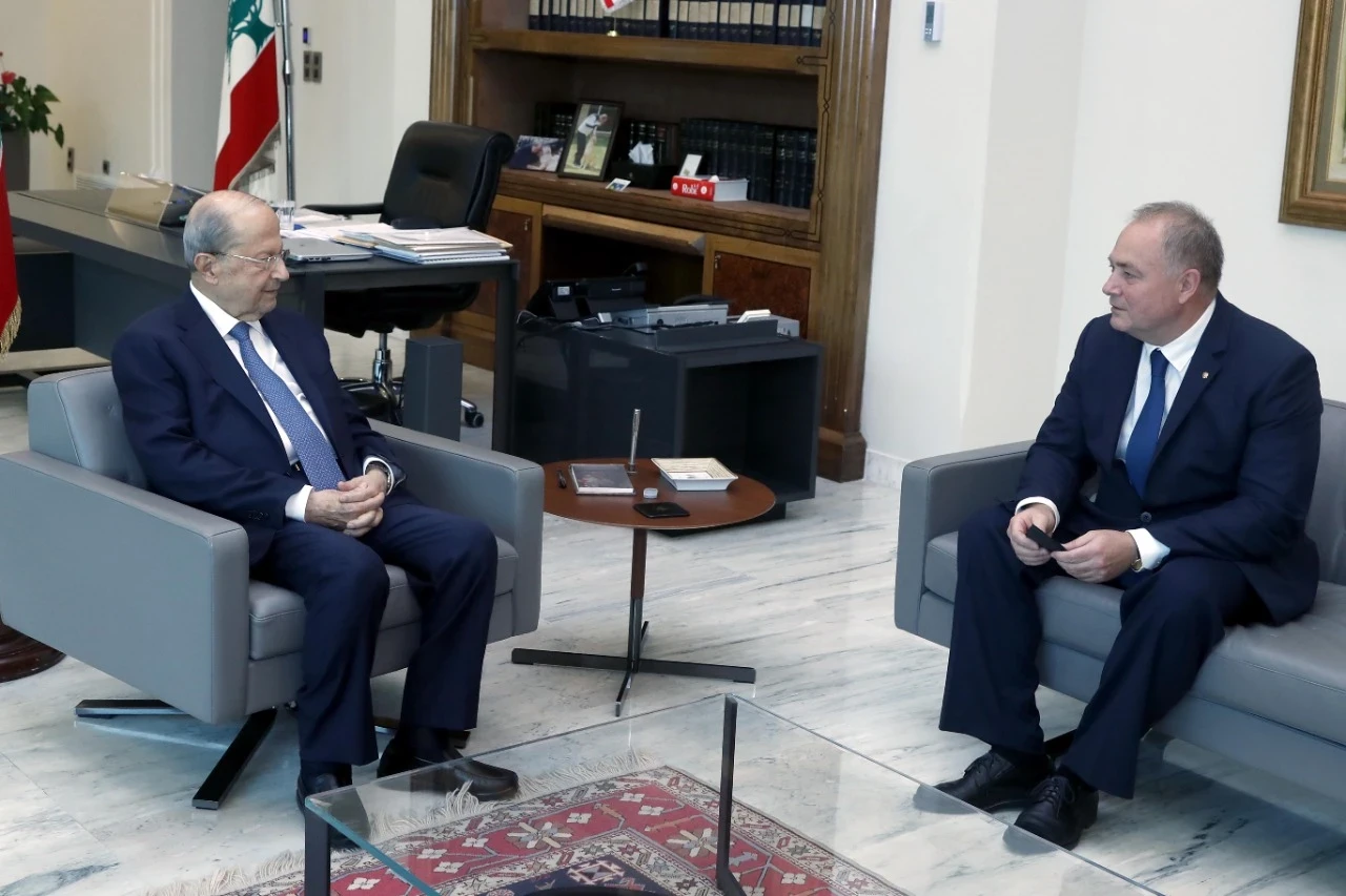 الرئيس اللبناني يوجه طلباً رسمياً إلى موسكو.. وهذا ما ناقشه مع السفير الروسي ببيروت