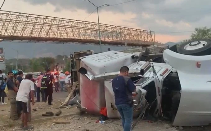 مصرع 53 مهاجراً بانقلاب شاحنة كانت تقلهم جنوب المكسيك