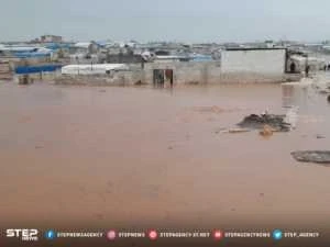 استمرار هطول الأمطار يعزز معاناة مخيمات النازحين على الحدود السوريّة التركيّة